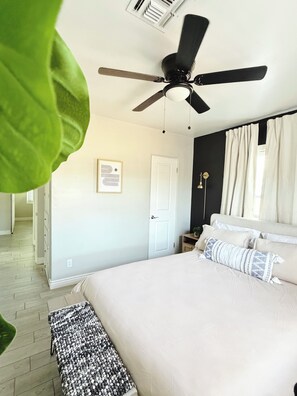 2 chambres, fer et planche à repasser, lit de bébé portatif