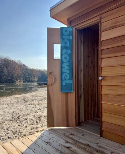 Bespoke Design, Hot Tub, Fire Pit, Secluded Area & Projector [The Spring House] 