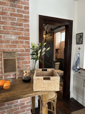 Regadera, secadora de cabello, toallas, jabón 