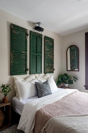 3 bedrooms, desk, iron/ironing board, WiFi - Bespoke Design, Hot Tub, Fire Pit, Secluded Area & Projector [The Spring House]  (Hudson)