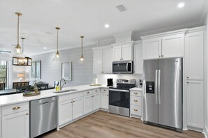 冷蔵庫、電子レンジ、オーブン、コンロ