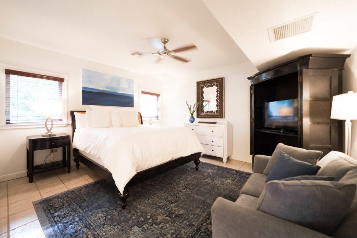 4 bedrooms, iron/ironing board, WiFi, bed sheets