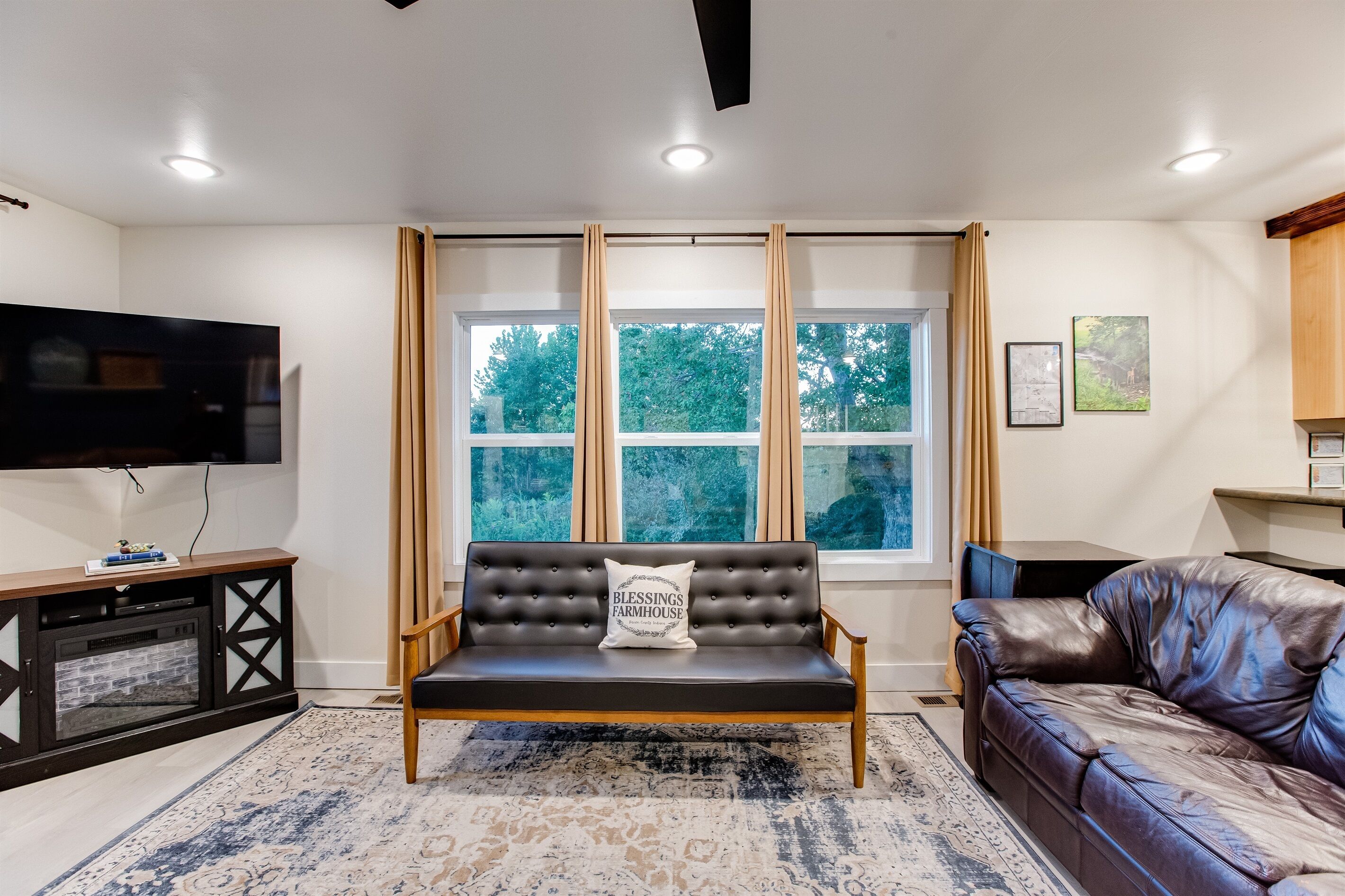 Een smart-tv, videogames, een dvd-speler en tafelvoetbal