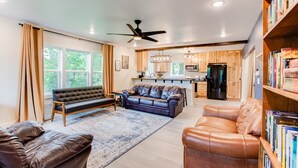 Living area - Make the Family Memories Here | Fishing Pond | Indoor Playground | Scenic Views (Nashville)
