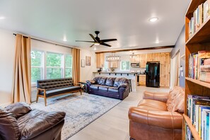 Smart TV, video games, DVD player, foosball - BLESSINGS FARMHOUSE | family retreat - relax + reconnect with what matters most. (Nashville)