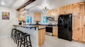 Kjøleskap, mikrobølgeovn, ovn og kokeplater