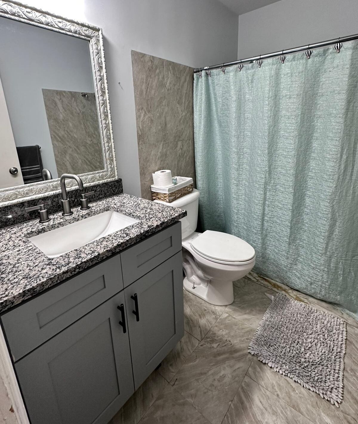 Dusche, Haartrockner, Handtücher, Toilettenpapier