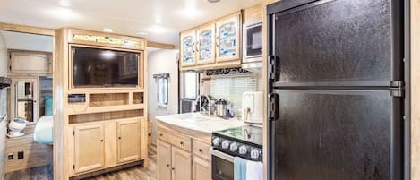 Refrigerador, microondas, horno y parrilla de estufa