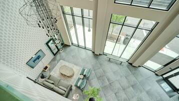 Een smart-tv en boeken