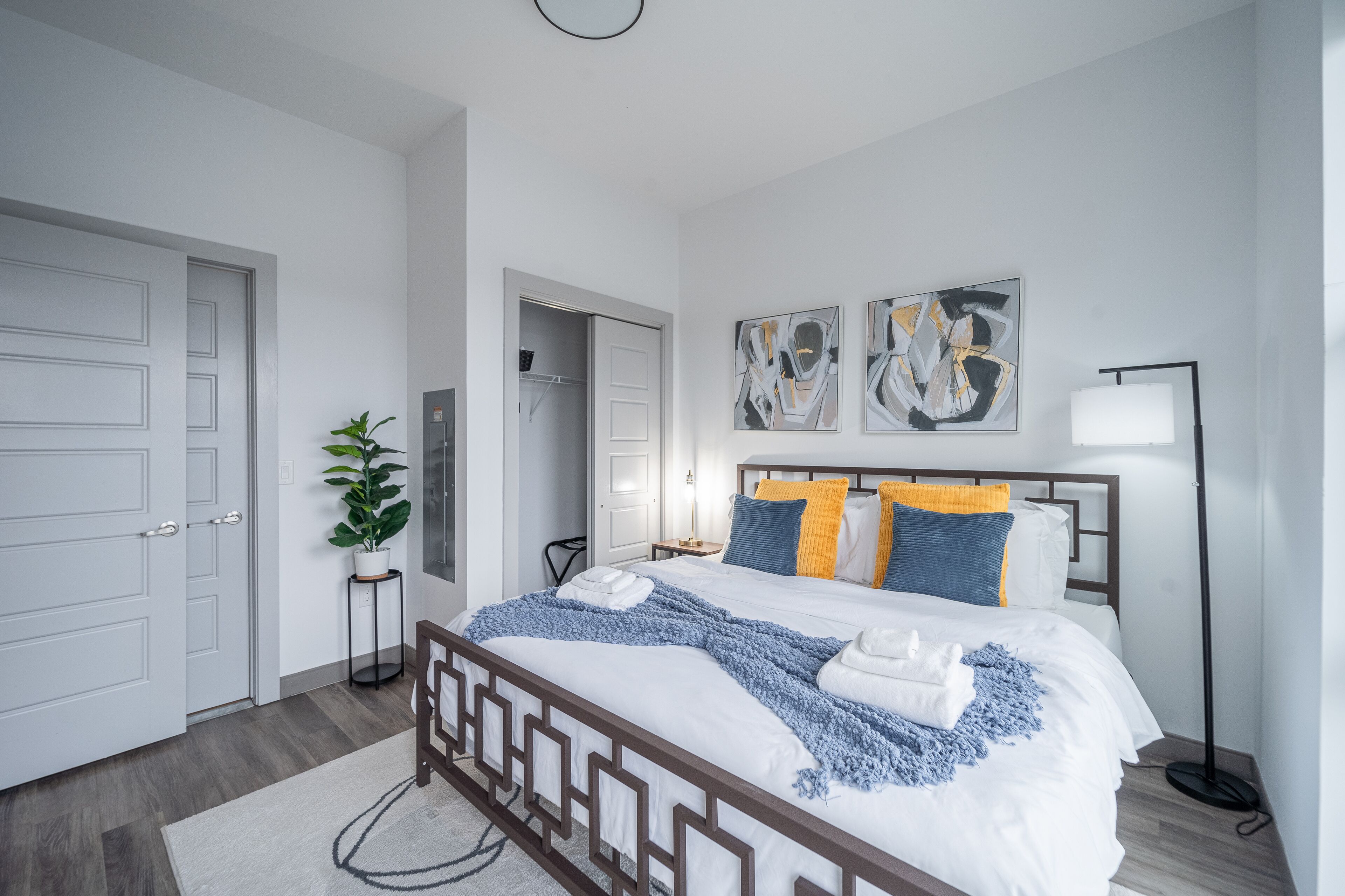 2 slaapkamers, een bureau, een strijkplank/strijkijzer, reisbedje