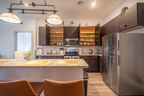 Kjøleskap, mikrobølgeovn, ovn og kokeplater