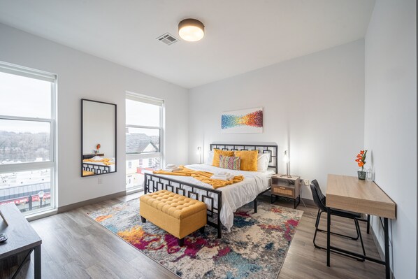 2 habitaciones, escritorio y tabla de planchar con plancha 