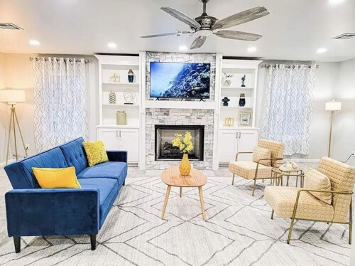 Hot Tub- Rose District-Walk to Shopping & Dining