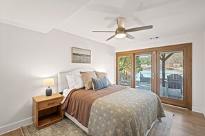 3 bedrooms, iron/ironing board, travel cot, free WiFi - Luxury Lakefront Retreat with Hot Tub Arcade/Neighborhood Golf Course and Hiking (Waleska)