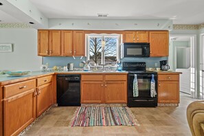 冷蔵庫、電子レンジ、オーブン、コンロ