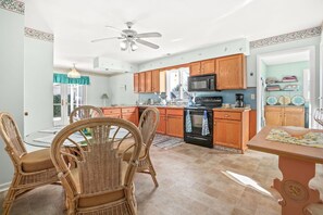 冷蔵庫、電子レンジ、オーブン、コンロ