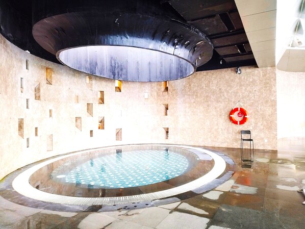 Indoor pool - GentingTopMistySunView2R2B7Pax IonDelmn (Genting Highlands)