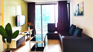 Deluxe-Apartment | Wohnbereich | Flachbildfernseher