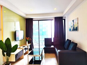 Departamento Deluxe | Área de sala de estar | Televisión de pantalla plana