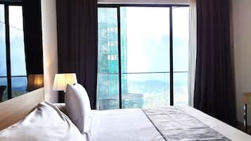 Deluxe Apartment | 2 bedrooms, hypo-allergenic bedding, in-room safe, desk