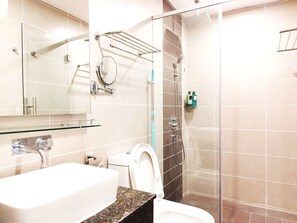 Deluxe Apartment | Bathroom | Shower, rainfall showerhead, free toiletries, hair dryer - GentingTopMistySunView2R2B7Pax IonDelmn (Genting Highlands)