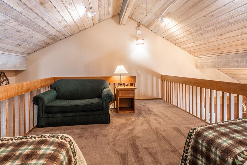 Snowcreek #309 2 Plus Loft, 2 Bathroom Condo Sleeps 8 People With Amazing Mountain Views - Mammoth Lakes, CA