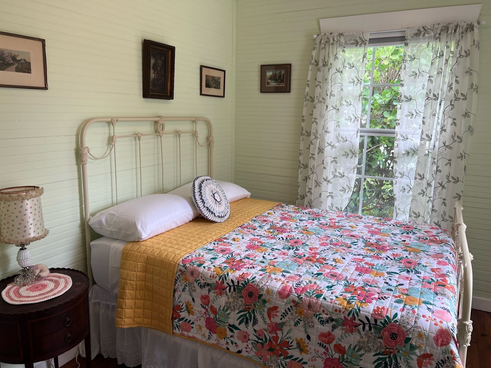 Enjoy this historic cottage in the heart of town, 5 minutes from 5th Ave/Beach!