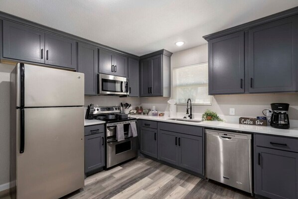 Refrigerador, microondas, horno, placa de cocina