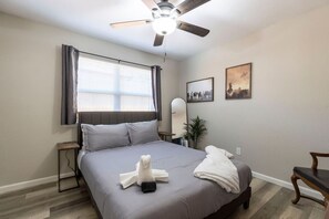 2 dormitorios, tabla de planchar con plancha, cuna de viaje