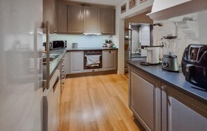 Kjøleskap, oppvaskmaskin og kaffetrakter/tekoker