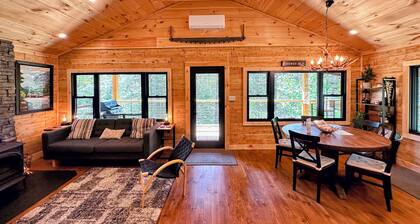 5R Cozy log chalet in fantastic location. Ski, snowshoe, fish, explore! AC, and dog friendly!
