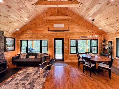 5R Cozy log chalet in fantastic location. Ski, snowshoe, fish, explore! AC, and dog friendly!