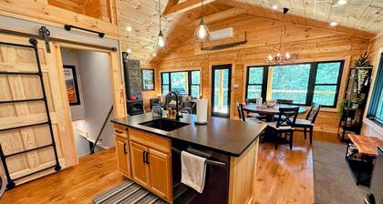5R Cozy log chalet in fantastic location. Ski, snowshoe, fish, explore! AC, and dog friendly!