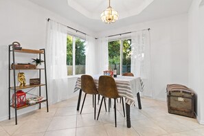 Dining - Your House! King Bed 65' TV, Near Kalahari, Local Host + Large Deck (Round Rock)