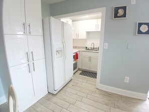 Refrigerador, microondas, horno, placa de cocina