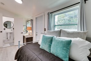 Iron/ironing board, free WiFi, bed sheets