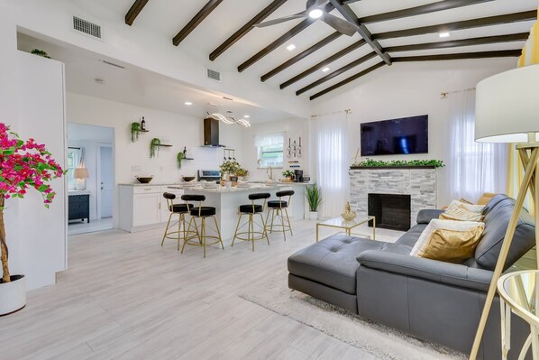 TV, fireplace