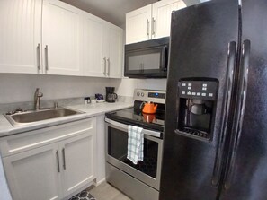 Jääkaappi, mikroaaltouuni, uuni, liesi