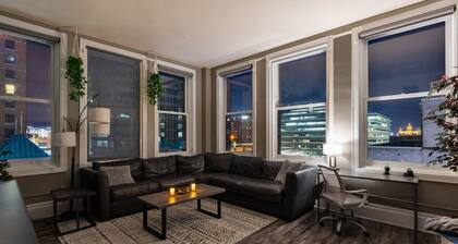 City Oasis 2br w/ Skyline Views