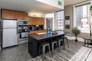 Fridge, microwave, oven, stovetop - City Oasis 2br w/ Skyline Views (Des Moines)