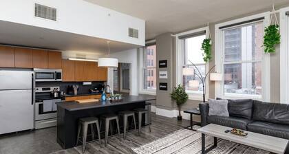 City Oasis 2br w/ Skyline Views