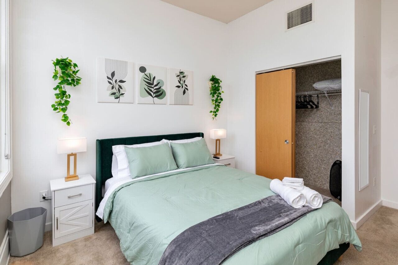 Desk, iron/ironing board, WiFi, bed sheets