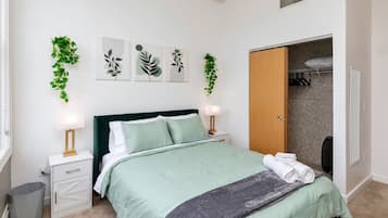 Desk, iron/ironing board, WiFi, bed sheets