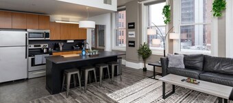 City Oasis 2br w/ Skyline Views
