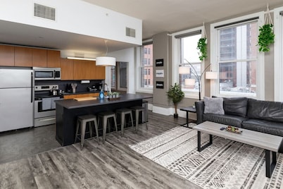 City Oasis 2br w/ Skyline Views