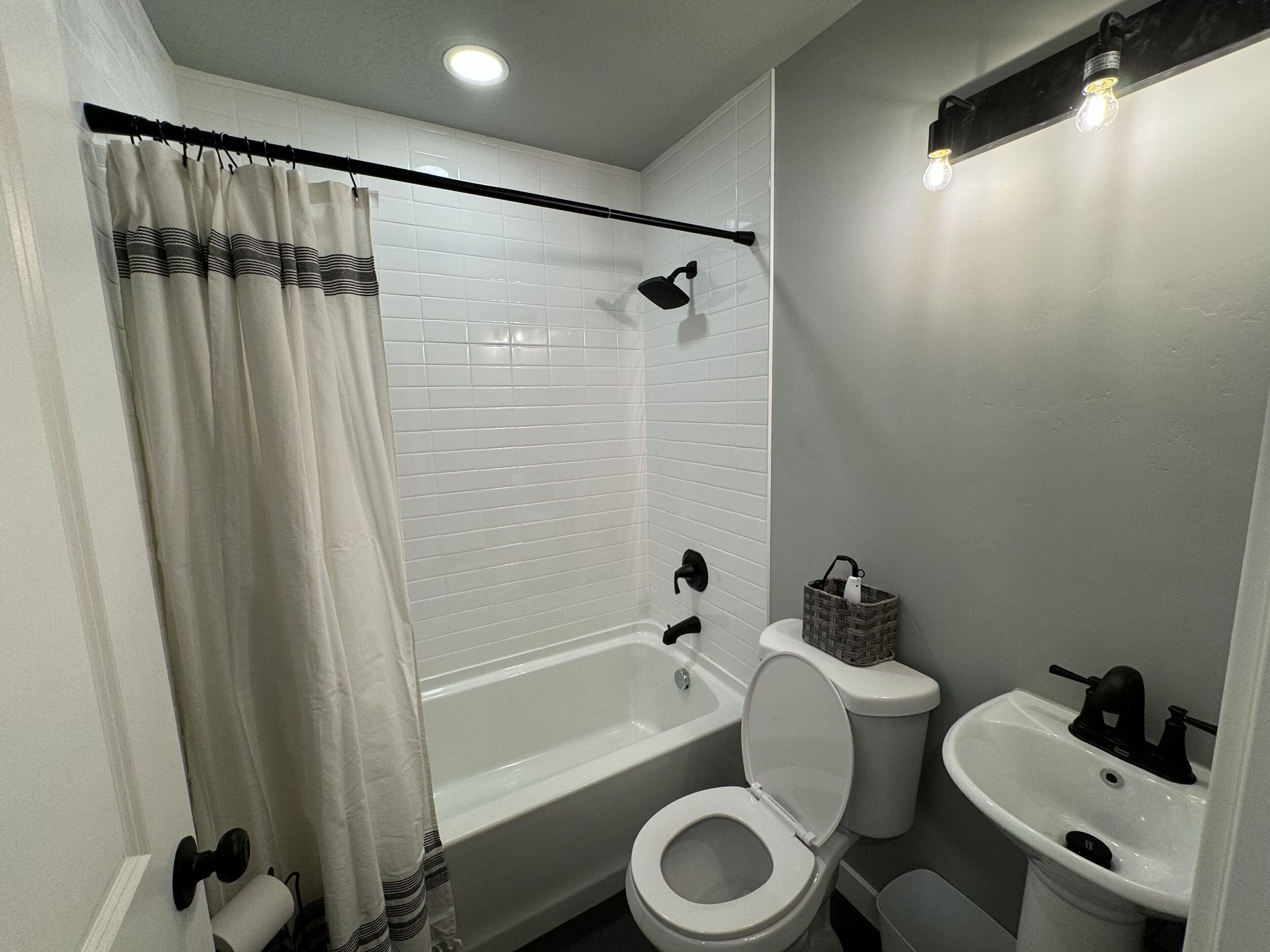 Une salle de bain avec une baignoire, des toilettes et un lavabo.