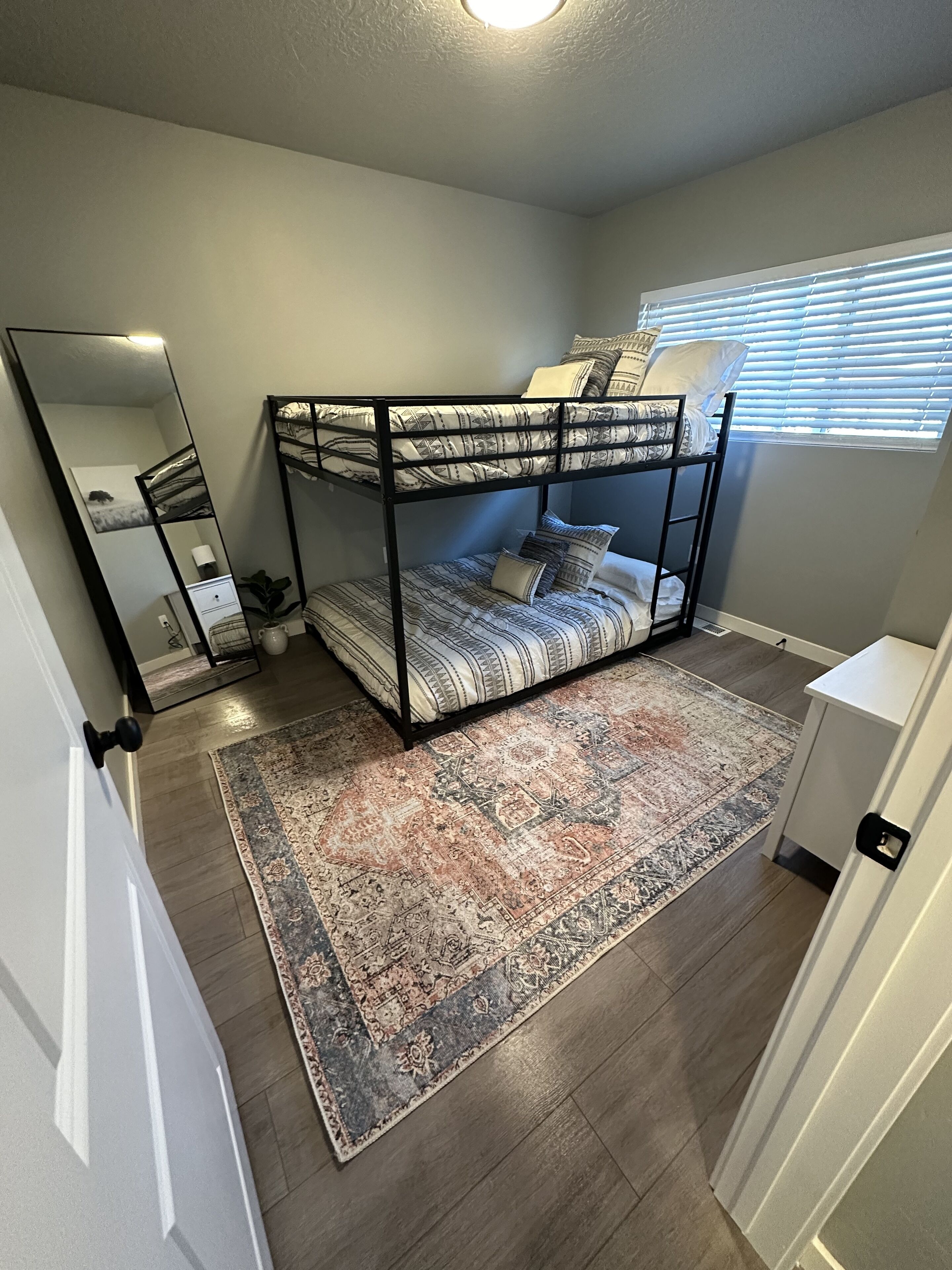 4 slaapkamers, een strijkplank/strijkijzer, gratis wifi, beddengoed