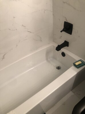 Secador de cabelo, toalhas de banho, sabonete, papel higiênico