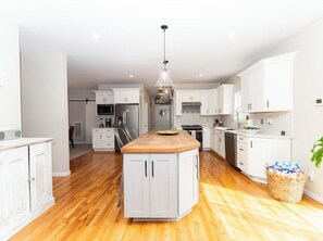 Fridge, microwave, oven, stovetop - Beautiful House East Hampton with pool (East Hampton)