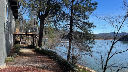 Waterfront home on Shasta Lake- Bar, Pool Table, Hot Tub, Boat Parking